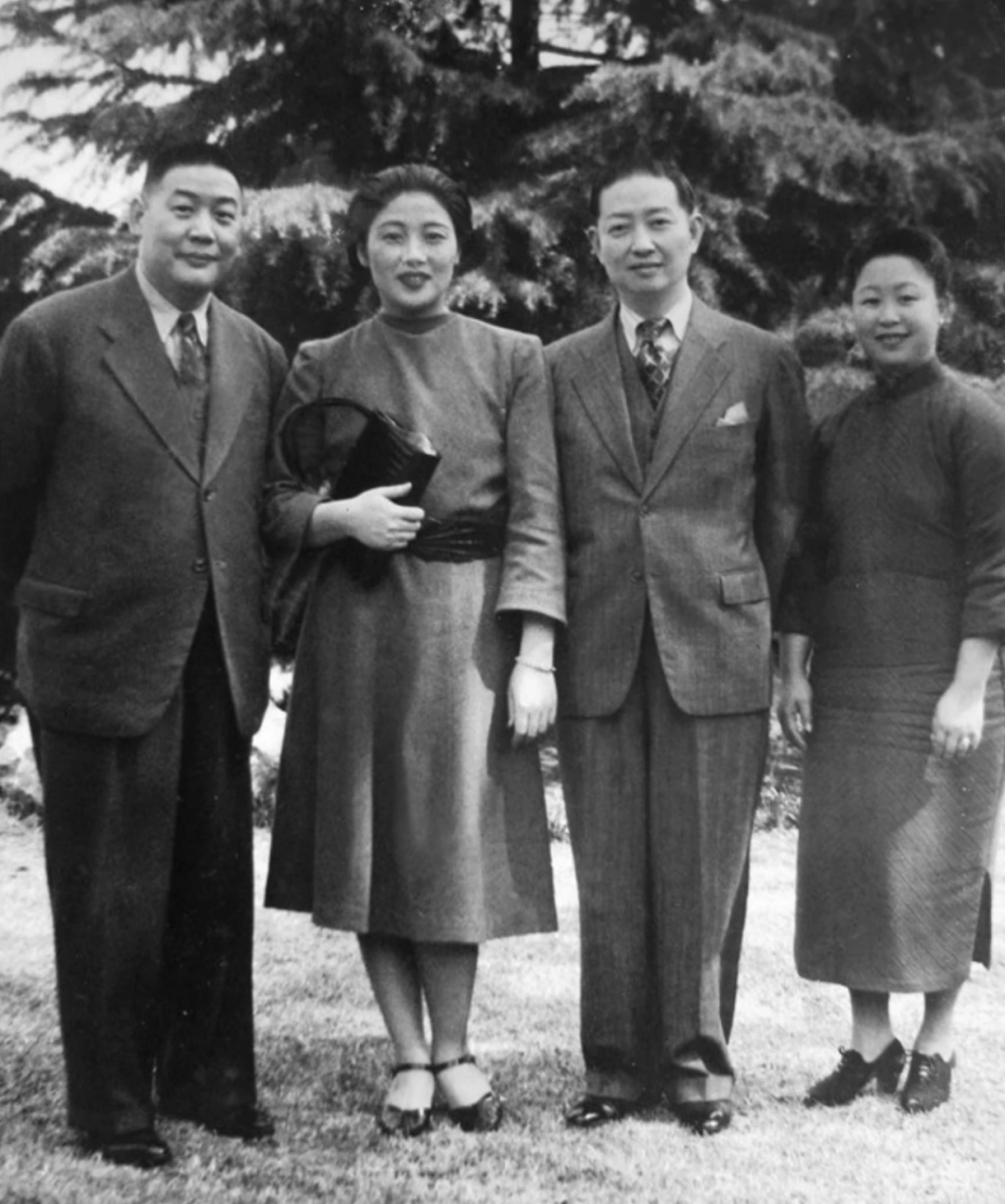 去安徽农村支教的名媛严莲韵,严氏三姐妹中的老二,是三个姐妹中寿命