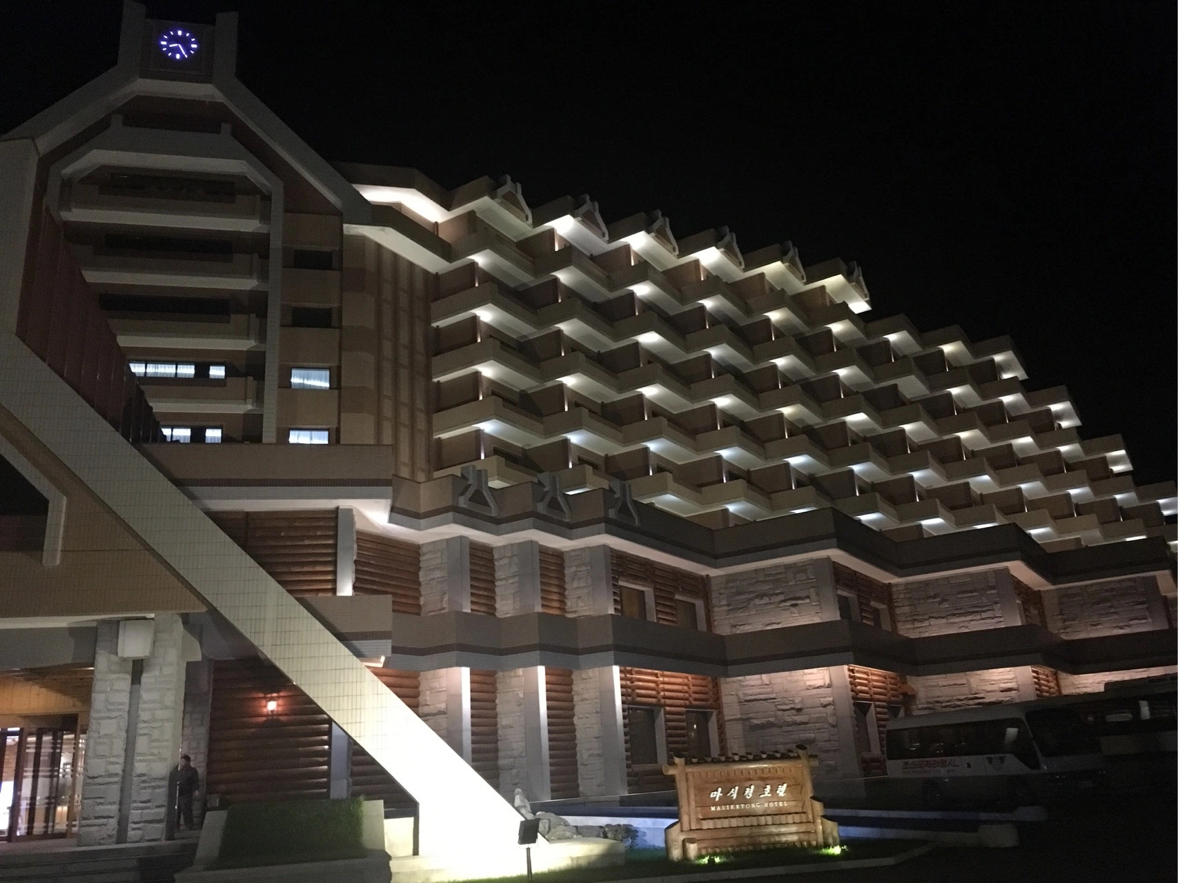 你不知道的朝鲜:抵达朝鲜元山的马息岭酒店后,导游自豪的跟我们说道:"