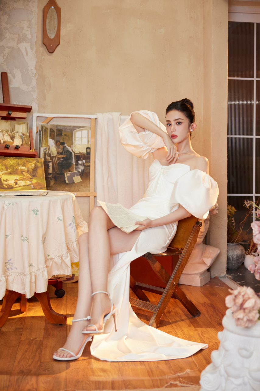 这件白色的抹胸裙非常适合古力娜扎.