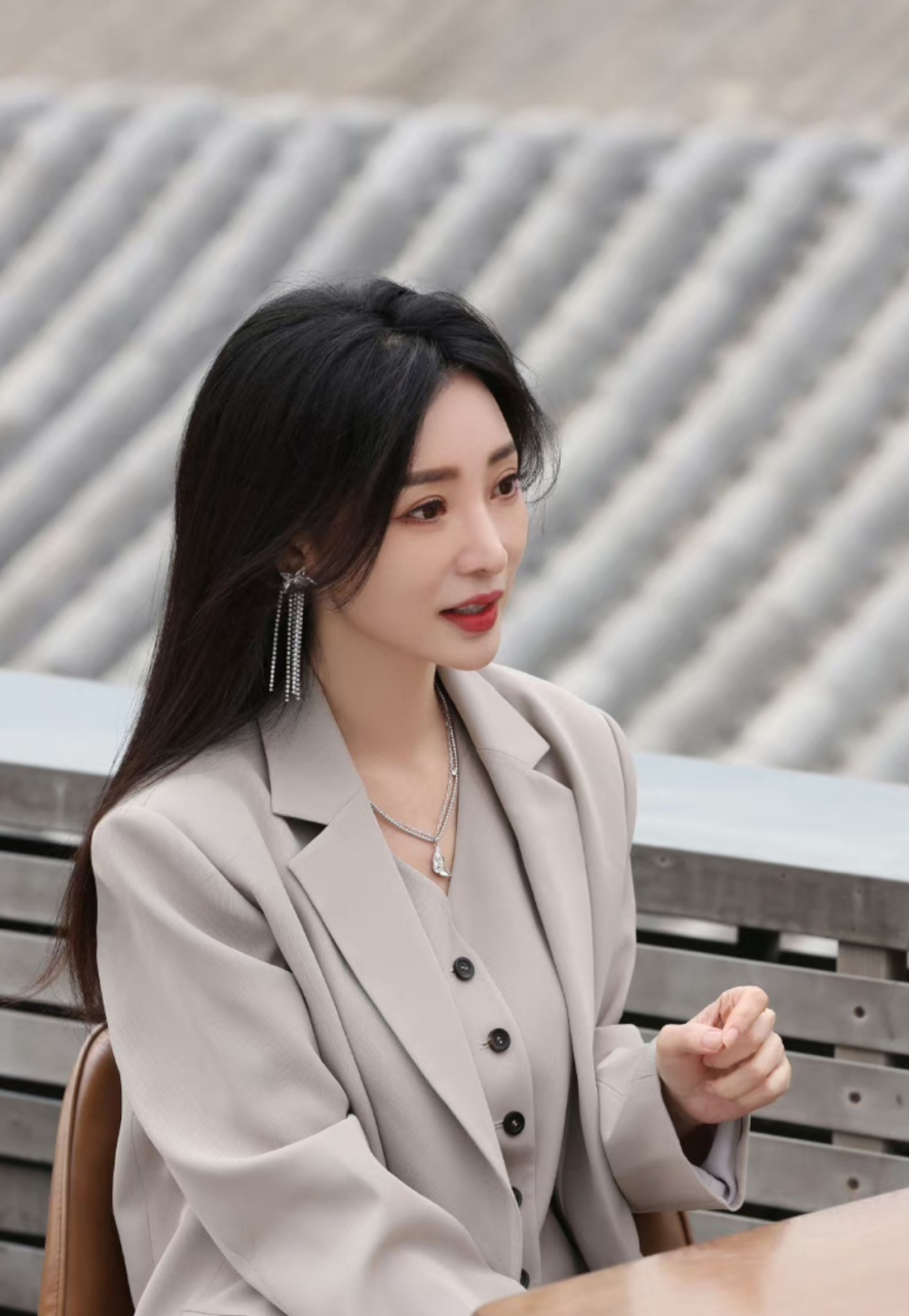 柳岩录制新综艺,换上宽松西装,披着长发,又切换到主持人的模式,气质