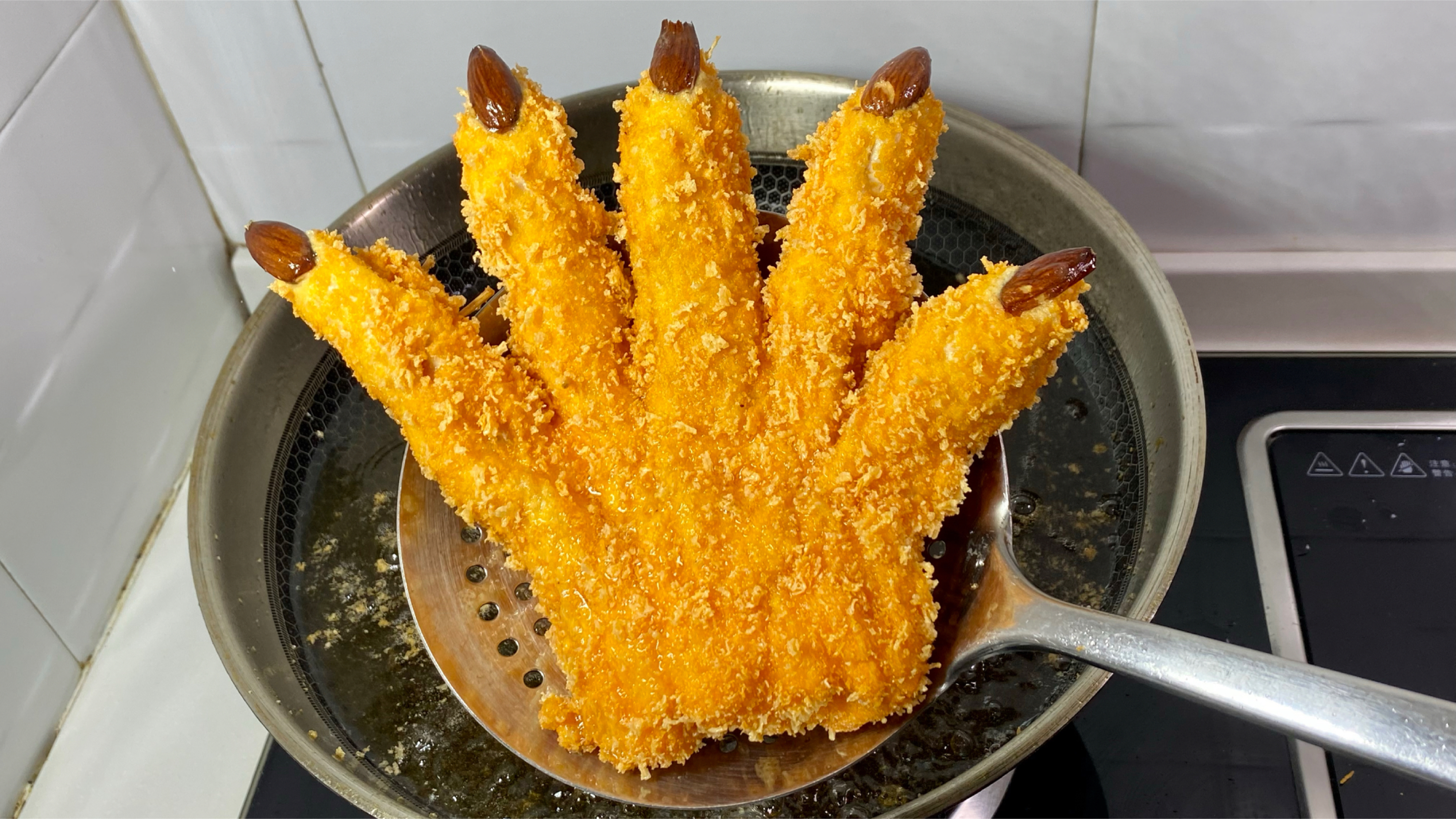 有家小吃店把这个手指鸡排做成了招牌菜,外酥里嫩好看还好吃