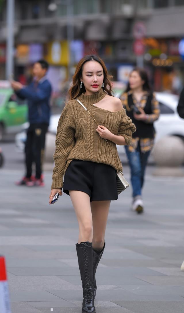 黑色皮质长靴搭配黑色职场短裤,搭配简单,活泼大方