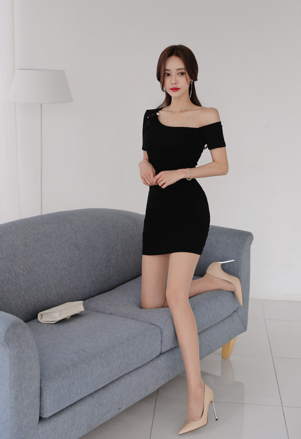 孙允珠韩国性感嫩模,黑色露肩包臀裙穿搭,白嫩美腿诱人心
