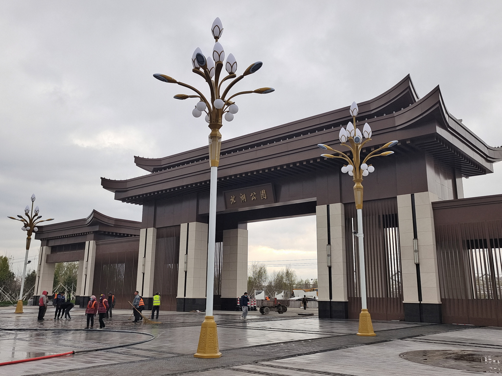 长春北湖公园新大门,湖畔街与光机路交汇,大门正对光机路,距离轻轨光