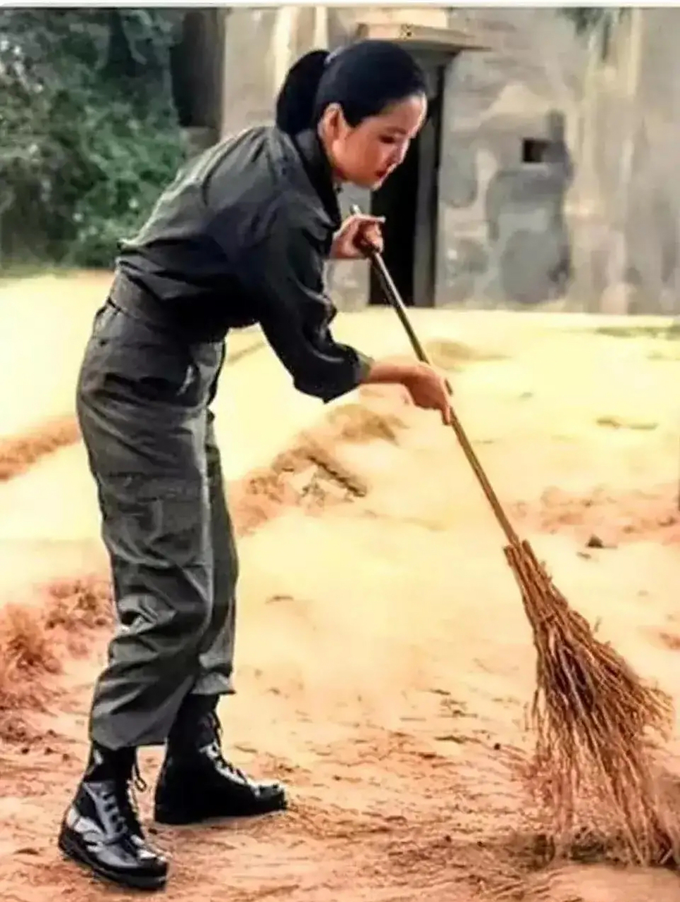 1980年,邓丽君在金门劳军时,穿着一身军装扫地时的场景.