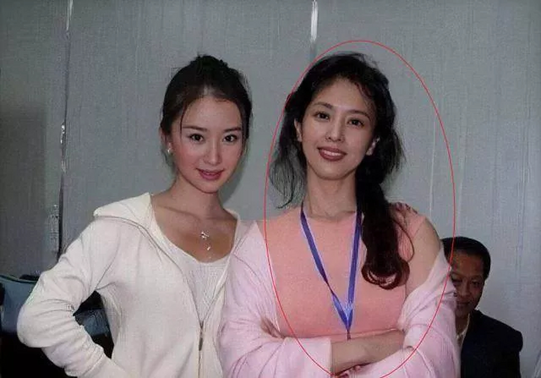 35岁舒畅与64岁刘亦菲母亲合影输太多,刘母好美,难怪刘亦菲说自己颜值