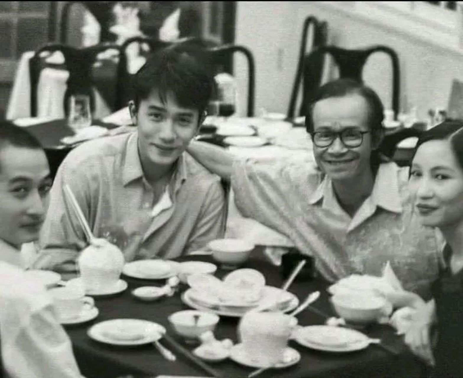 哇塞,有个新发现,朱一龙与梁朝伟年轻时候长的好像啊,就像亲兄弟一样.