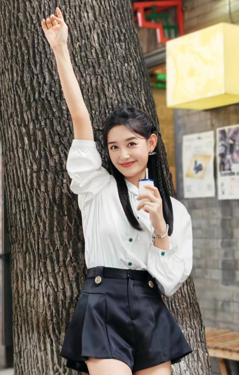 蒋依依穿学士服,戴学士帽拍毕业照,在中戏四年肉眼可见的成长,比刚