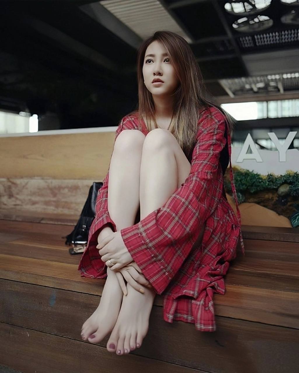 弦子这个人简直漂亮得让人无法想象,身材还巨棒无比,衣着也时髦大方