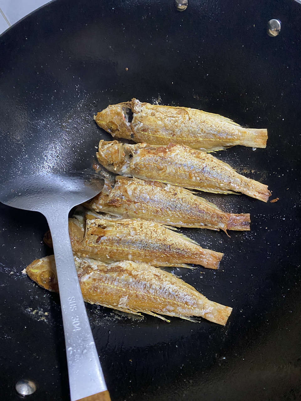 红杉鱼肉质紧实鲜美,香煎外酥里嫩,喝粥吃饭都般配.