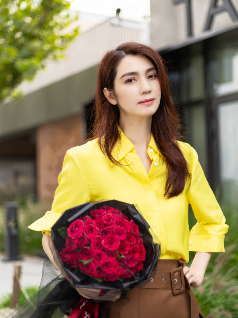 洪欣穿上黄色衬衫,展现阳光活力的魅力  黄色是一种充满活力和阳光的