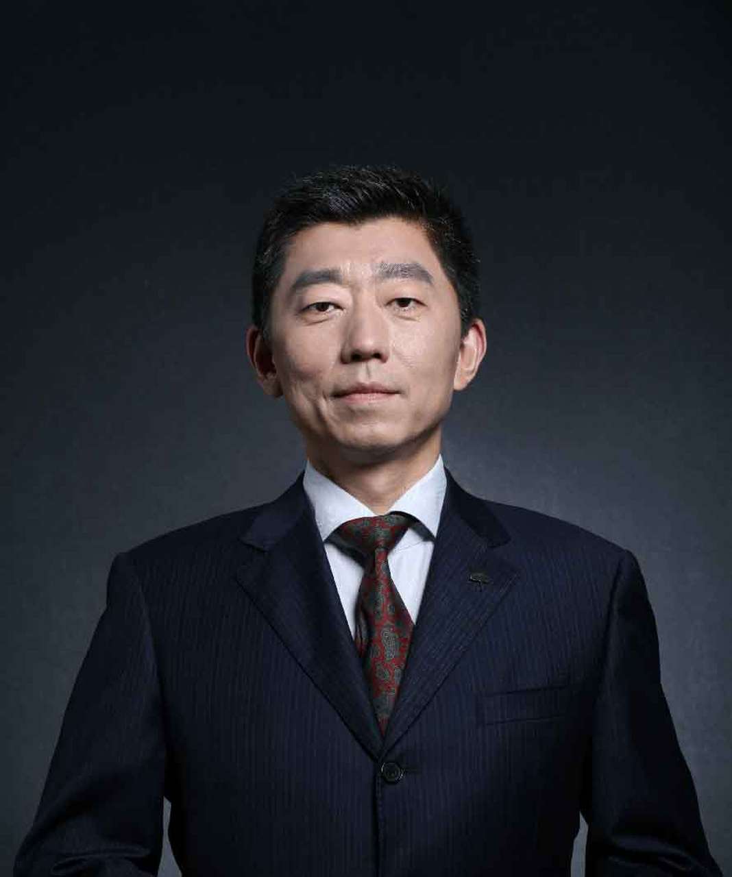 1994年他进入扬子江药业,从一名普通的销售科员,做到销售一局局长