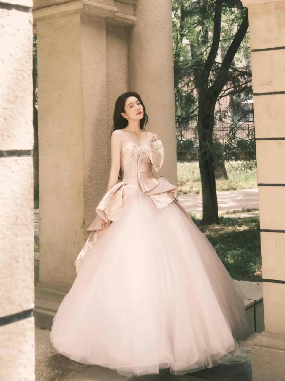 网友:张雪迎,粉色金丝提花抹胸礼服,轻纱薄雾,如梦似幻