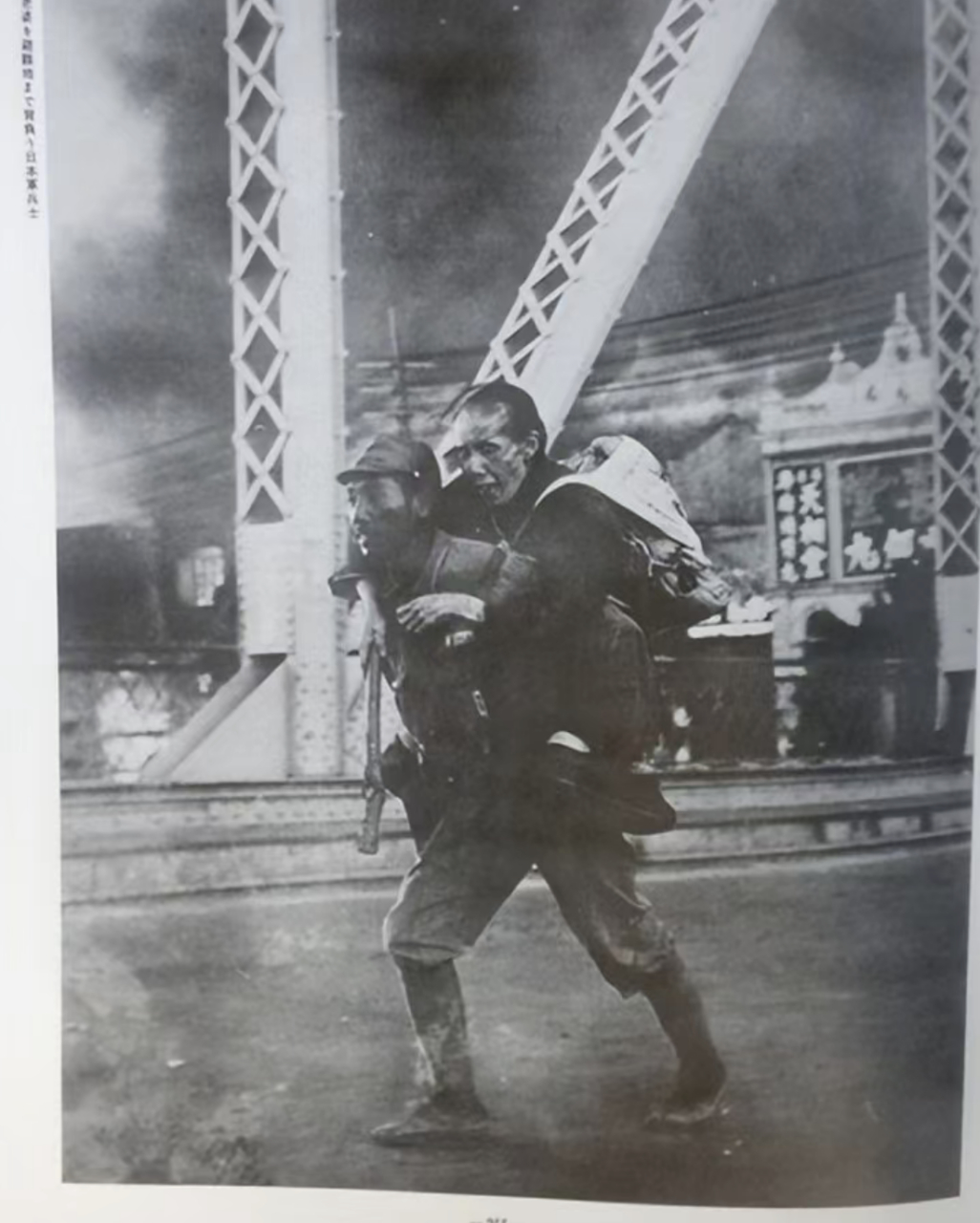 图中一个日本鬼子背着老太太过桥,日寇真的这么好心吗?其实不然,这只