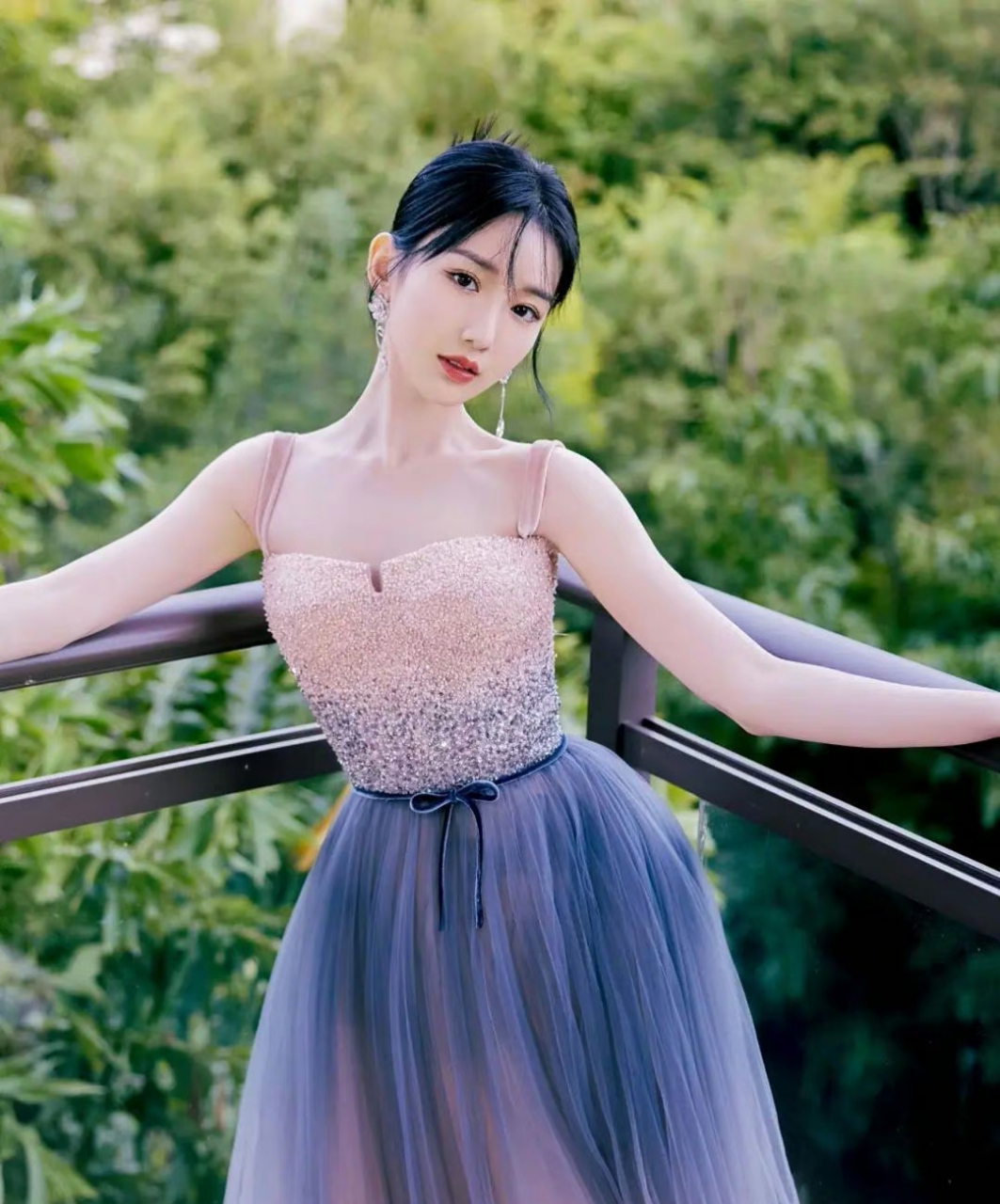 毛晓彤# 一袭渐变色吊带长裙,甜美可爱的容颜,窈窕曼妙的身材,前凸后