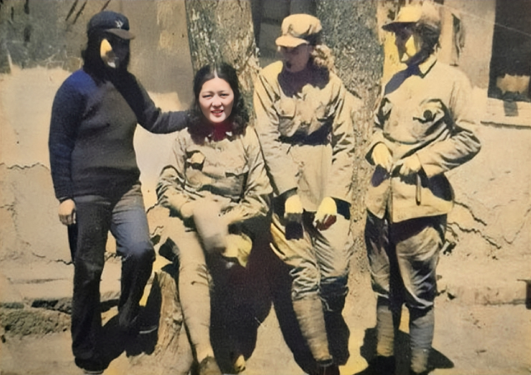 吴光伟在延安的老照片  第一张中唯一坐着的女子名为吴光伟,也是第二