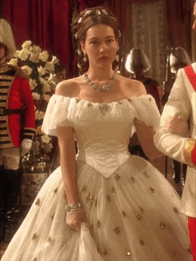 新版《茜茜公主》中最惊艳的10条裙子:低调的奢华,不比老版的差