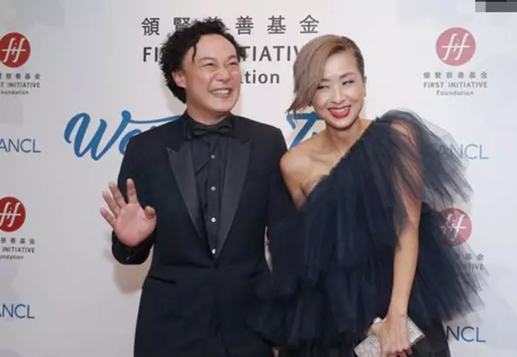 陈奕迅徐濠萦出席时尚活动,夫妻俩情侣装秀恩爱,男方满眼都是爱