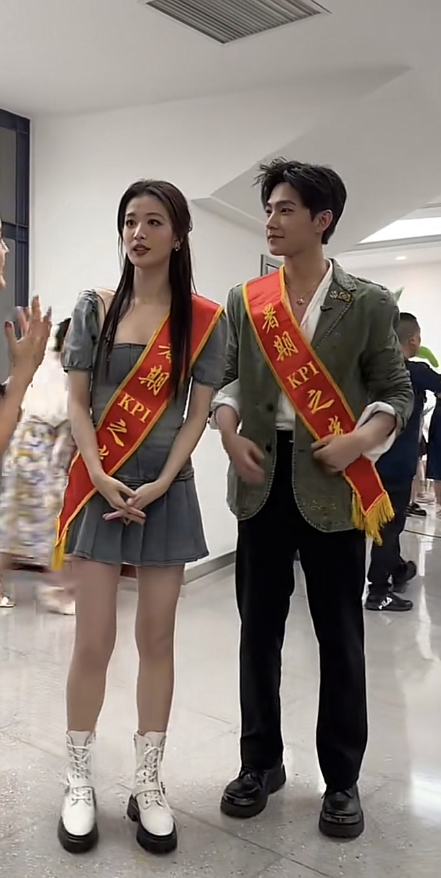 杨洋官方身高180cm,那么王楚然多高呢?[滑稽]