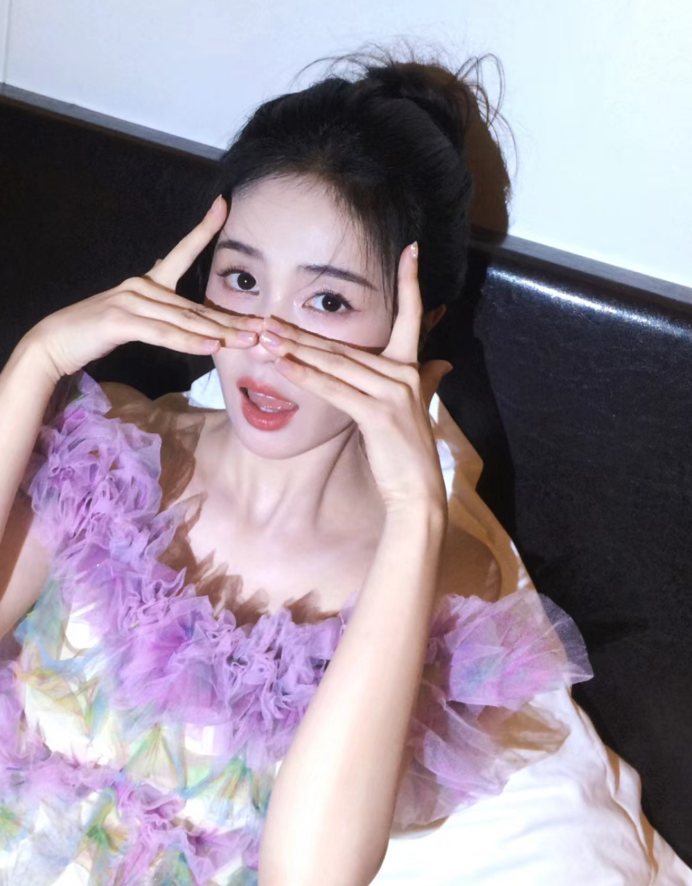 白鹿在休息室自拍表情百变,俏皮十足,她当天穿的礼服