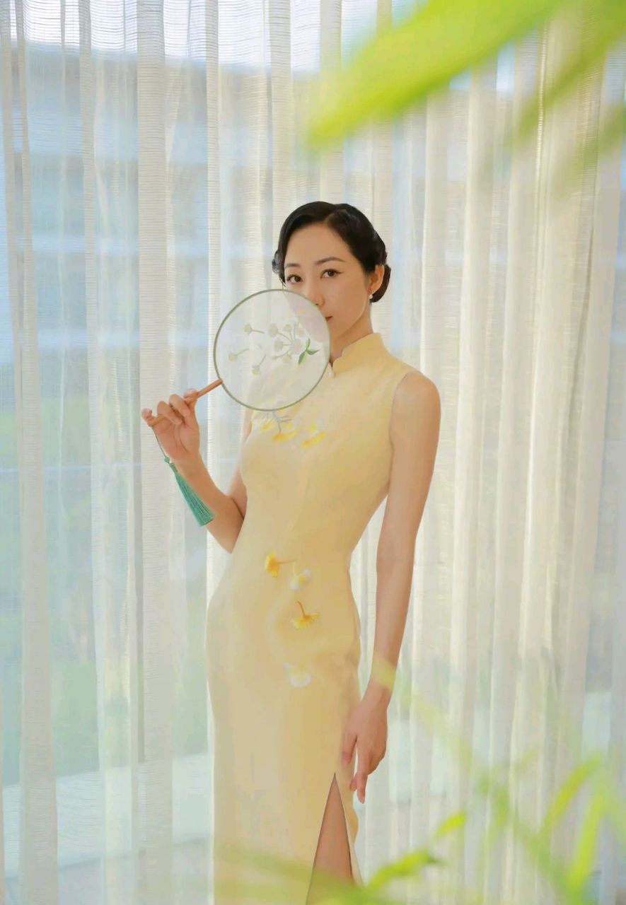 韩雪鹅黄色旗袍造型温婉可人,像画里走出来的江南美女#明星出圈的穿搭