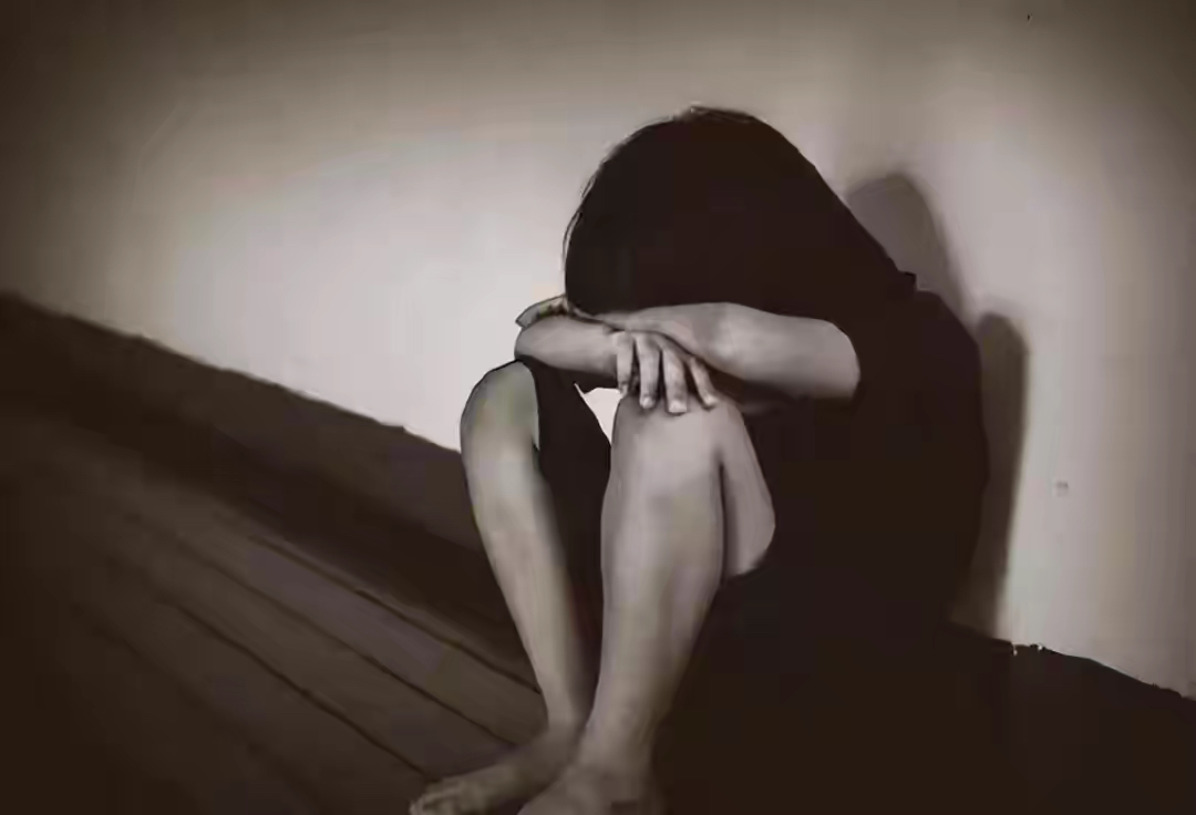 2012年清华女硕士坠楼身亡,警方调查后发现:一家三女性都是自杀