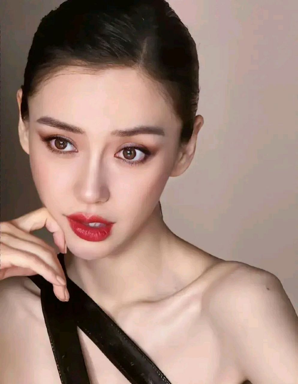 angelababy怼脸图好精致好美丽的脸 眼神好绝,真就欲罢不能#杨颖