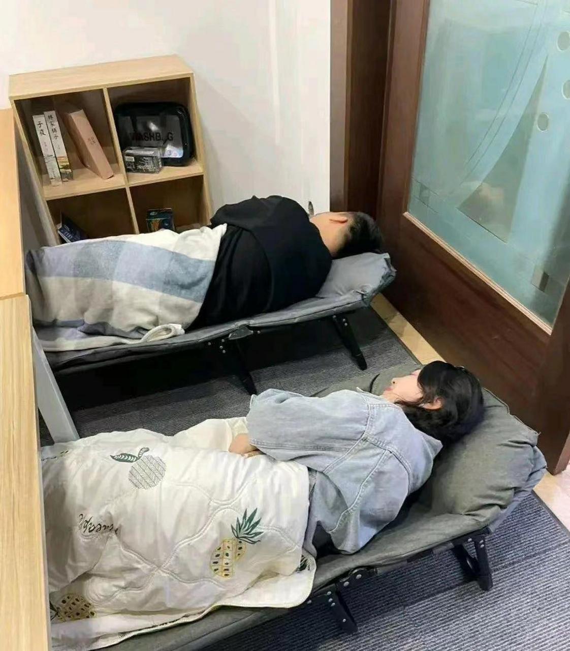 多数冷战的情侣,都是分床而睡!