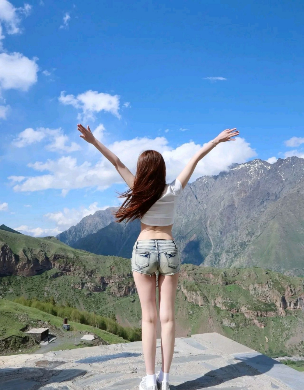 对着天空呐喊的美女!