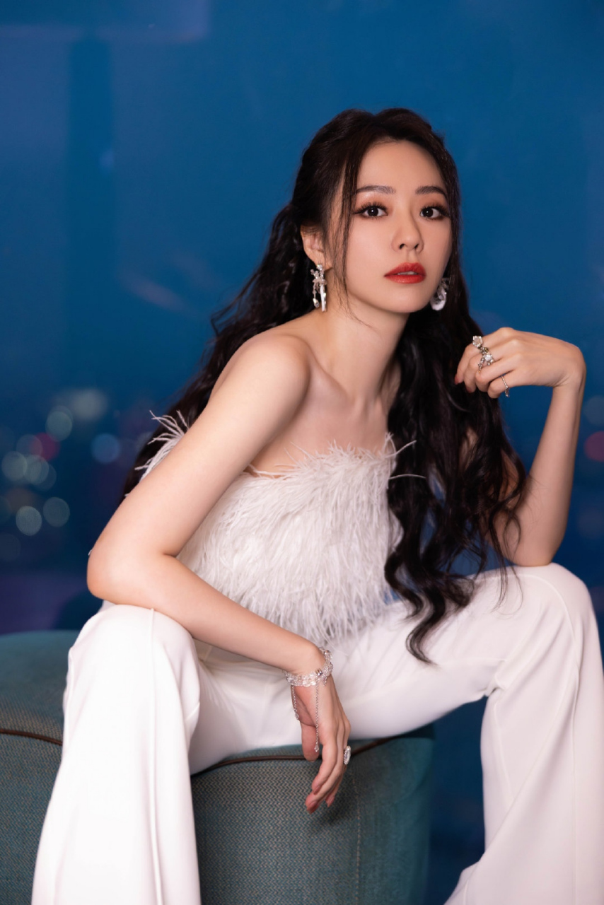 张靓颖# 一袭白色抹胸上衣,配白色长裤,尽显婀娜身姿,肤白貌美的容颜