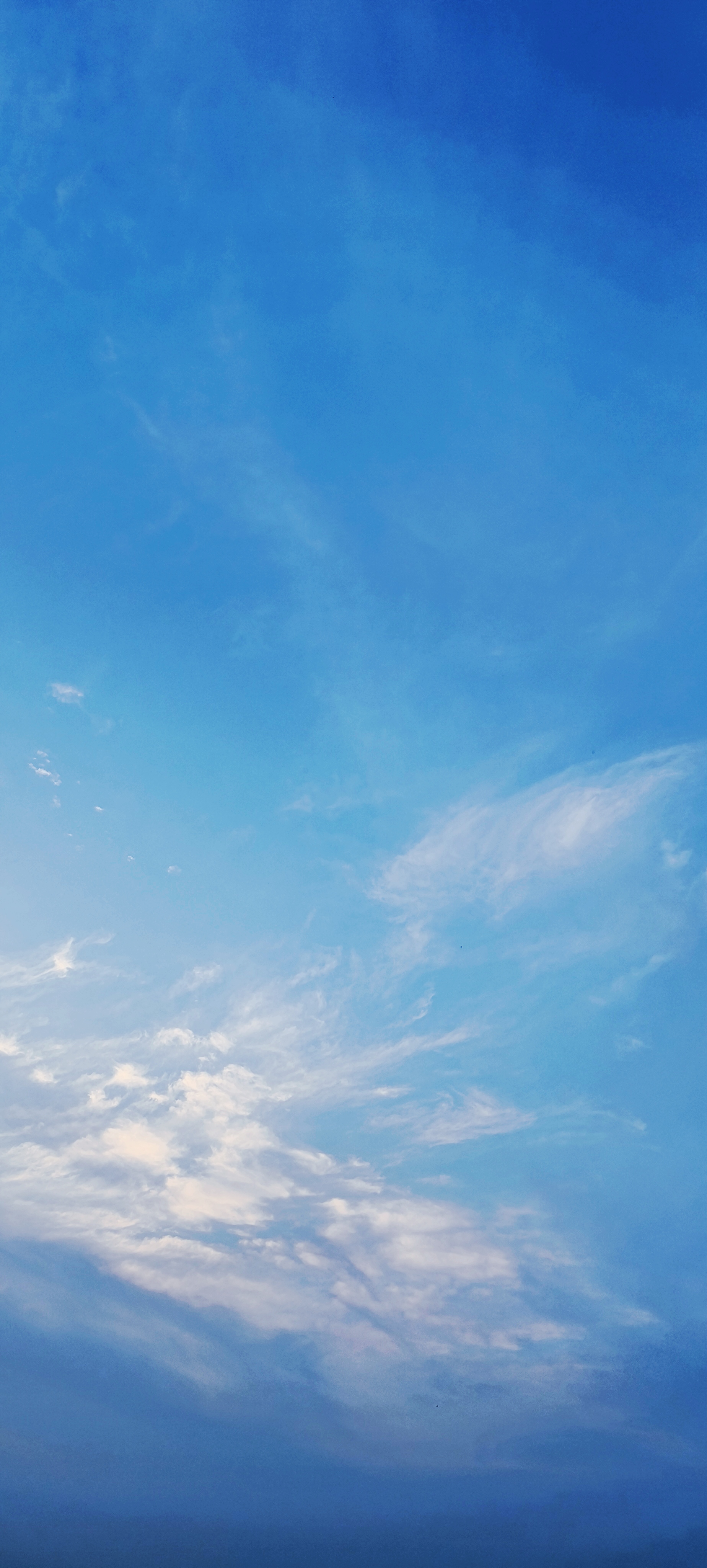 你一定见过比这更美的天空蓝,而这乡村里的纯净苍穹,同样养眼养心更养