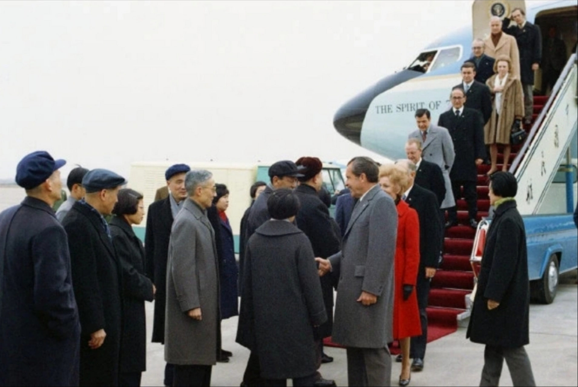 1972年,尼克松访华,空军一号在上海短暂停留,尼克松下飞机后,受到中方