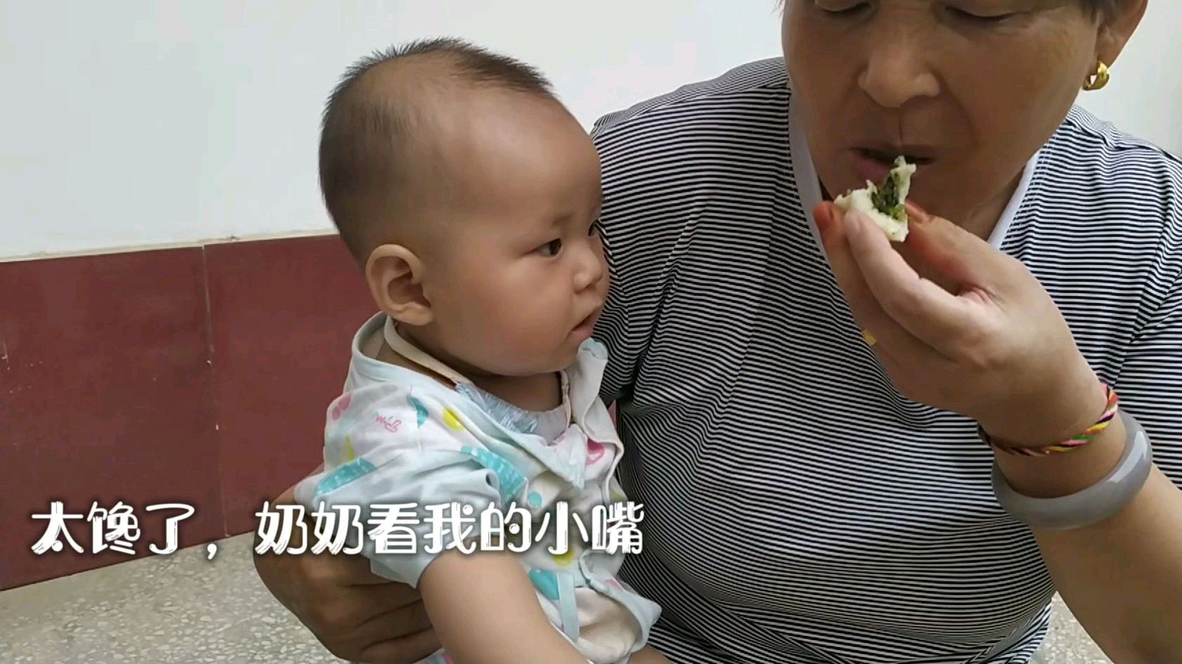 小糖豆看奶奶吃包子,馋的吧唧吧唧嘴,萌萌的表情心都化了