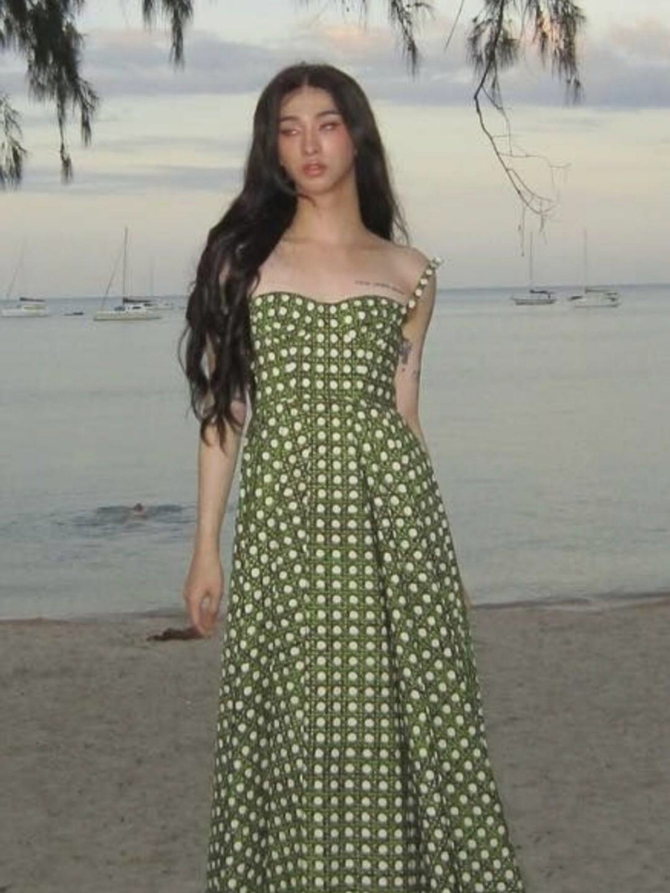 伊能静儿子哈利再晒女装照,长相气质像极了金星 676767[偷笑]