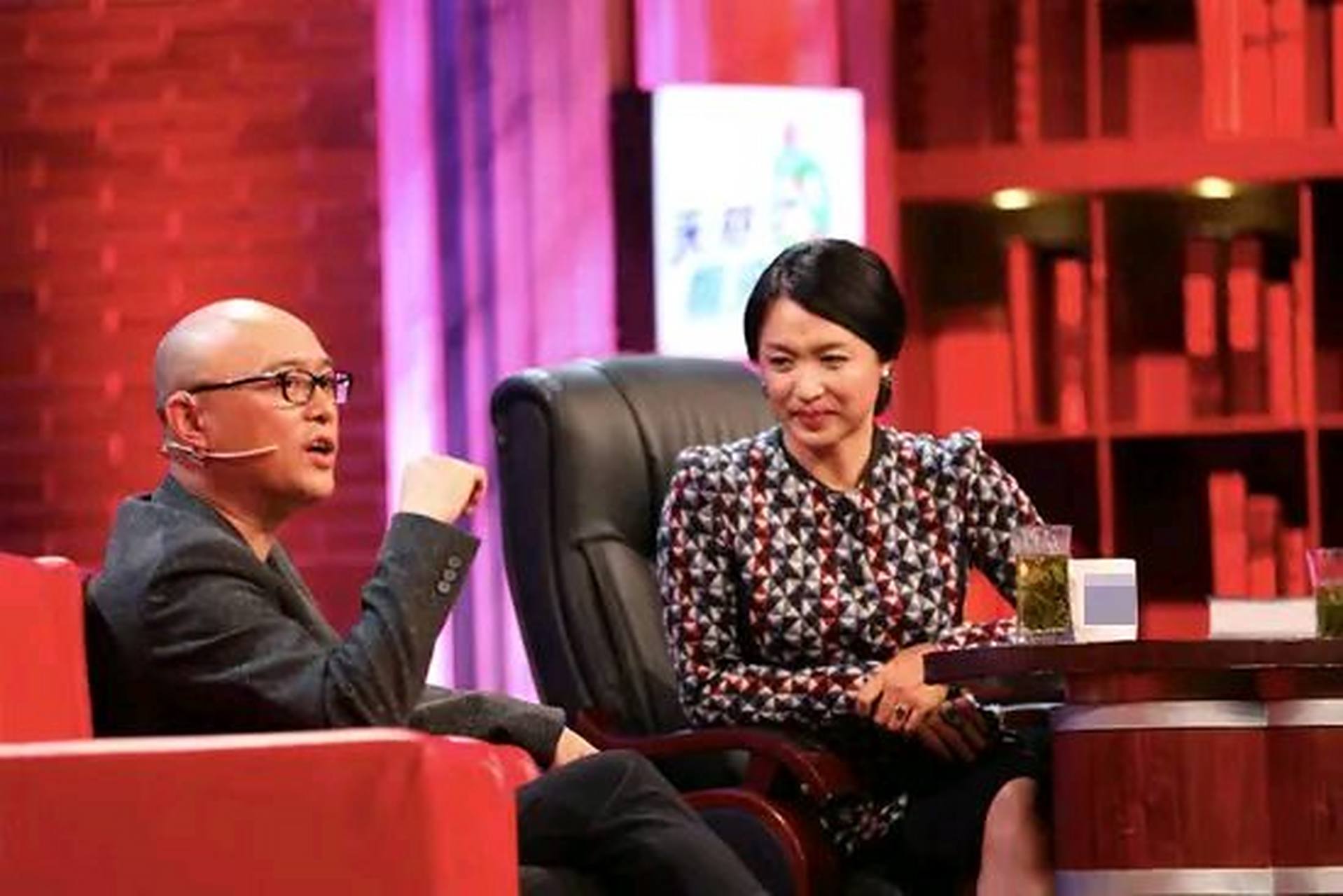 一天夜里,孟非醒来发现妻子李雪正在偷偷翻他手机,于是假装睡着,第二