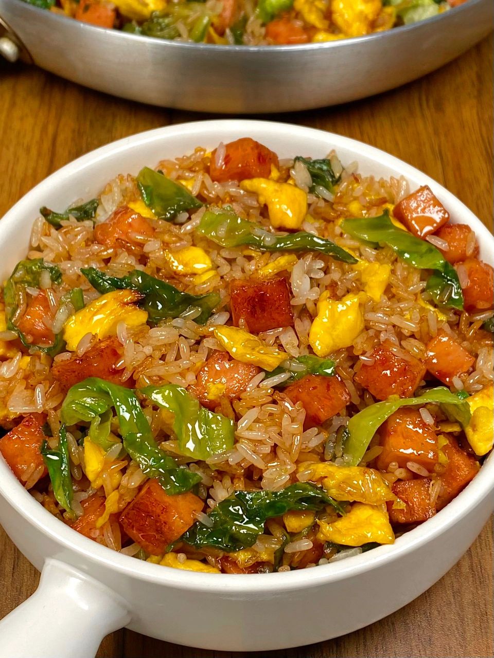 生菜炒饭 焦香的午餐肉丁,粒粒分明的米饭 生菜丝好清爽哦,这个炒饭也