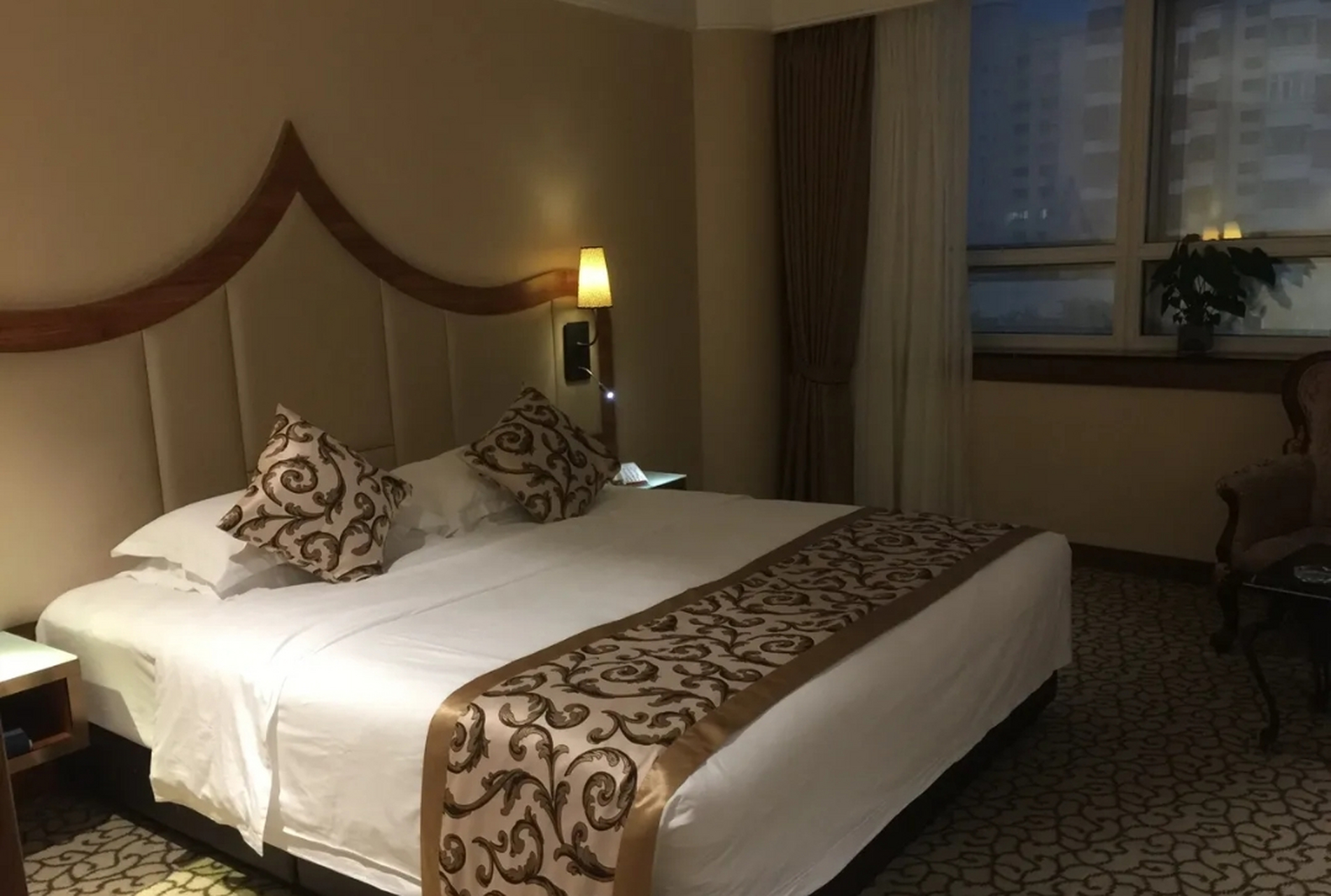 河北保定,国际俱乐部酒店. 令人不解的是: 这么陈旧落后的硬件, 为何