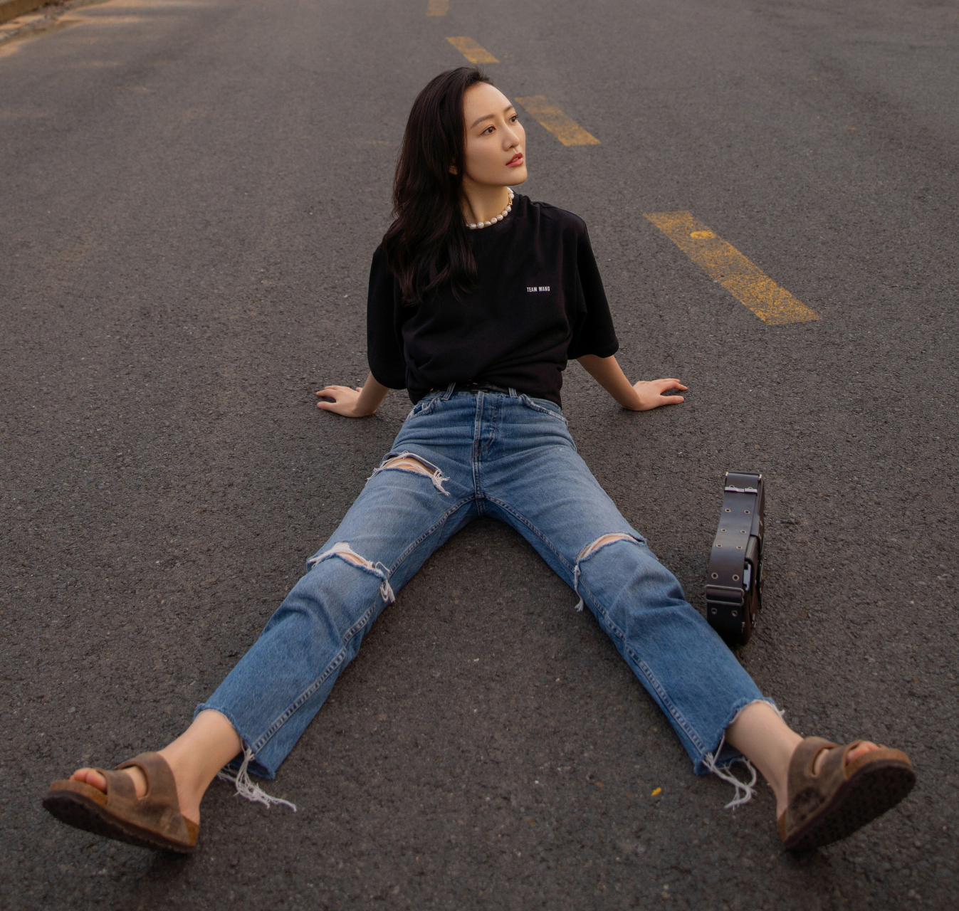 王鸥  在公路上穿拖鞋秀玉足