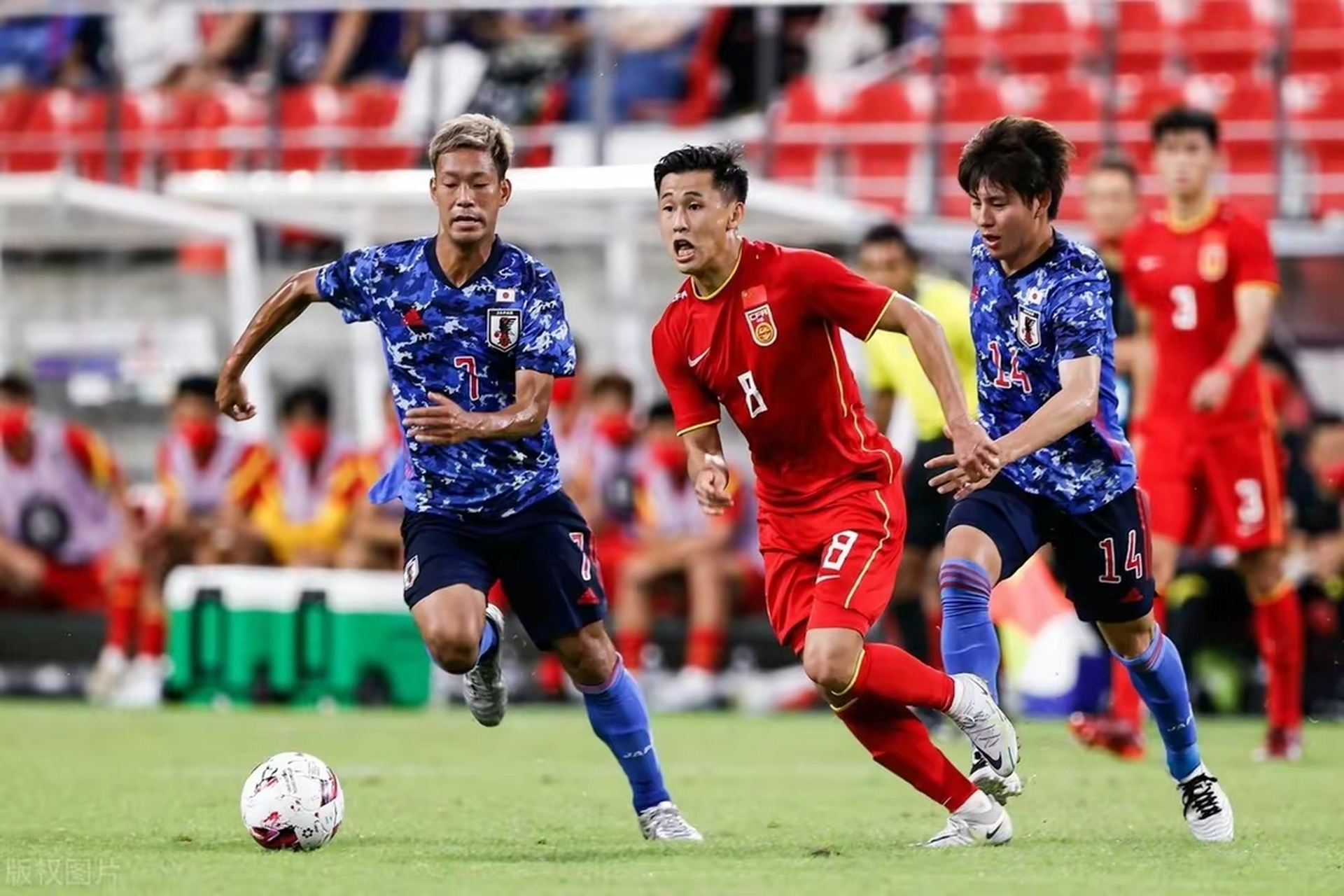 平头哥聊球# 归化国脚戴伟浚争夺战进入白热化,目前最大竞争者是中超