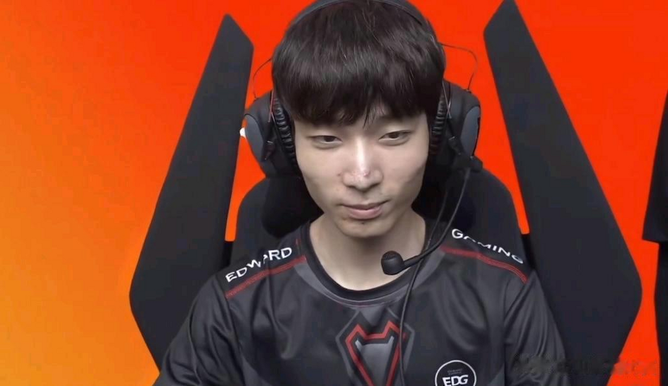 12号晚上edgy和jdm的比赛中,leave第一局赛娜,战绩8-2-10,第二局莎