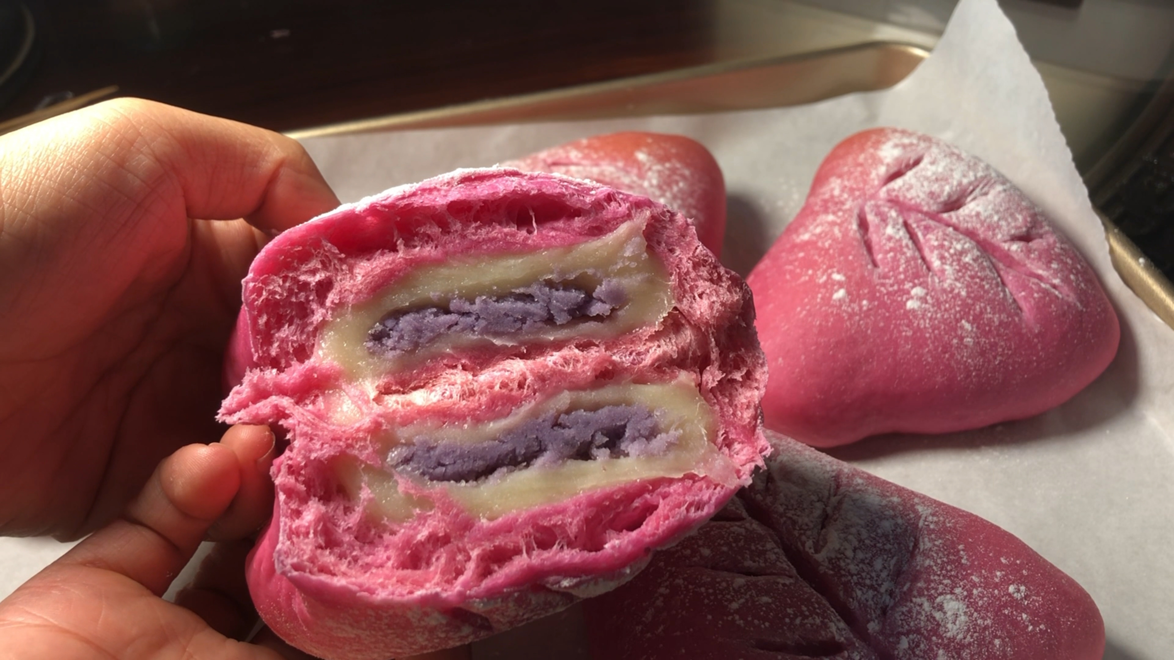 红心火龙果加面粉变身为粉嘟嘟的面包