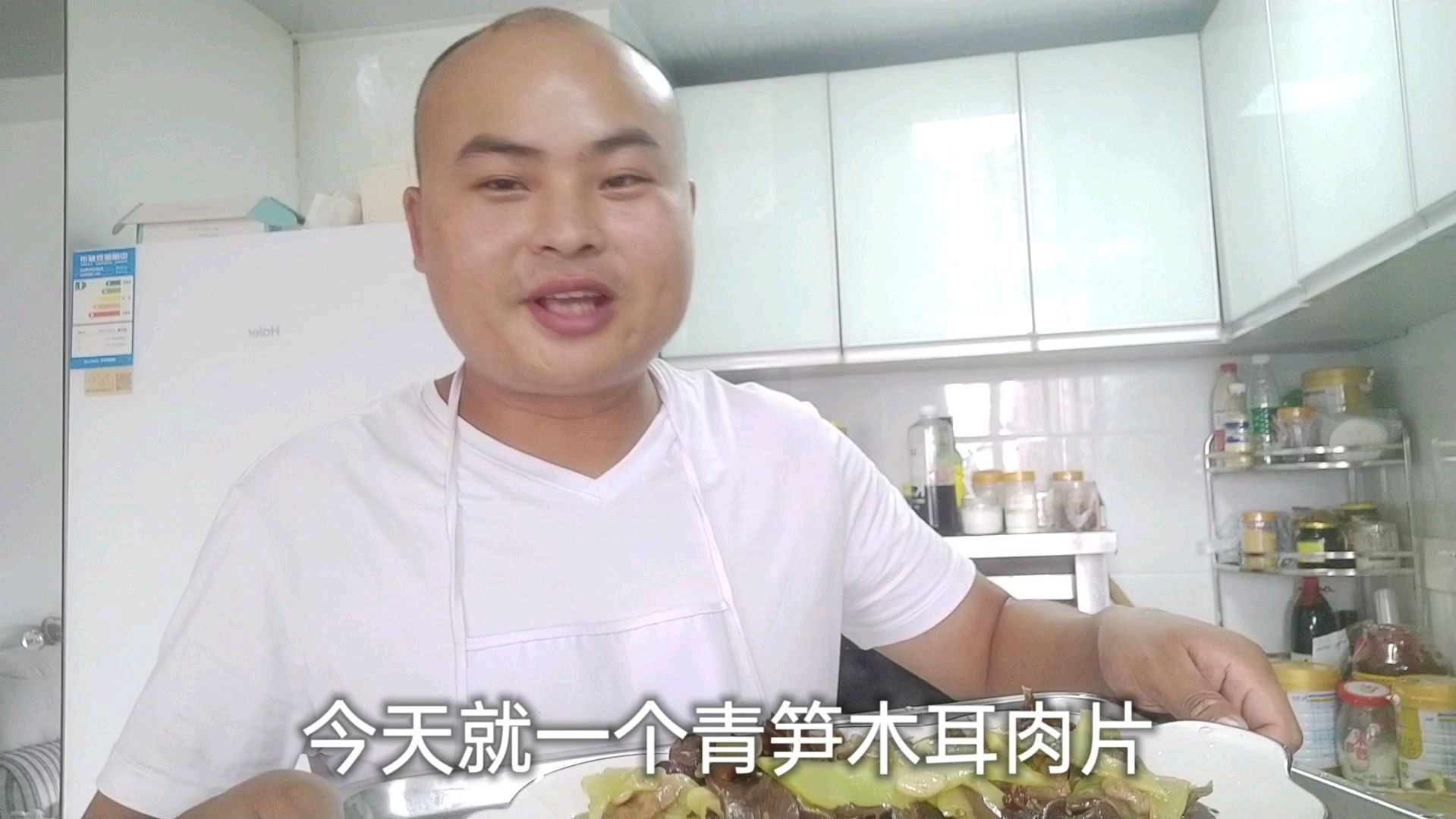 简简单单一道青笋木耳炒肉片,一锅萝卜山药汤巴适