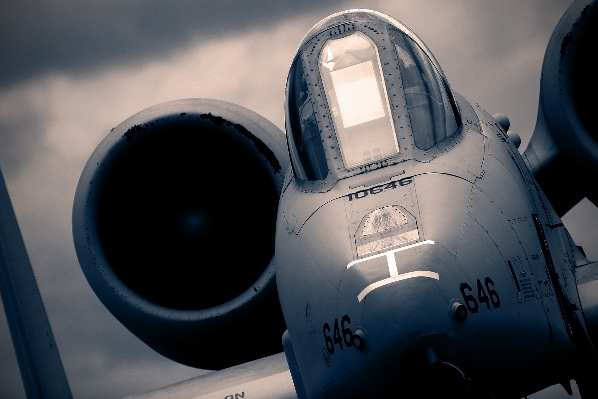 a10攻击机可能是美国战机史上最丑陋的一款.两台发动机吊挂在机身外.