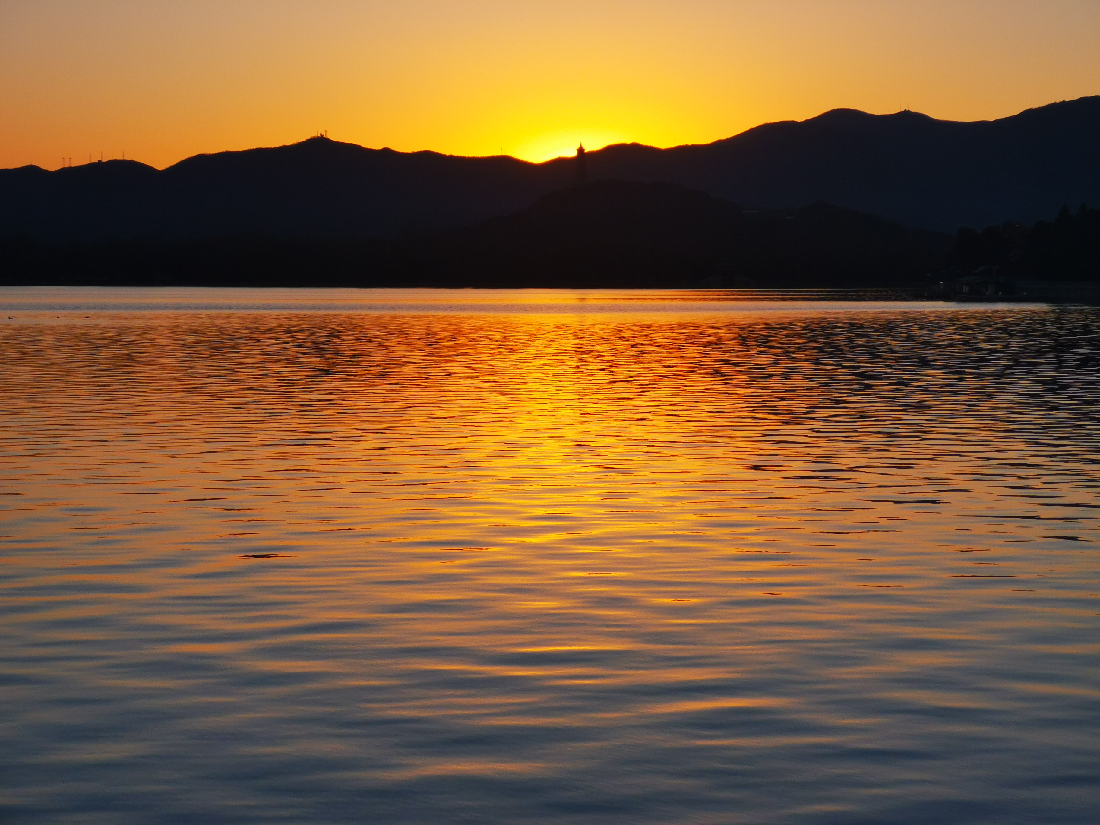 黄昏落日下的昆明湖