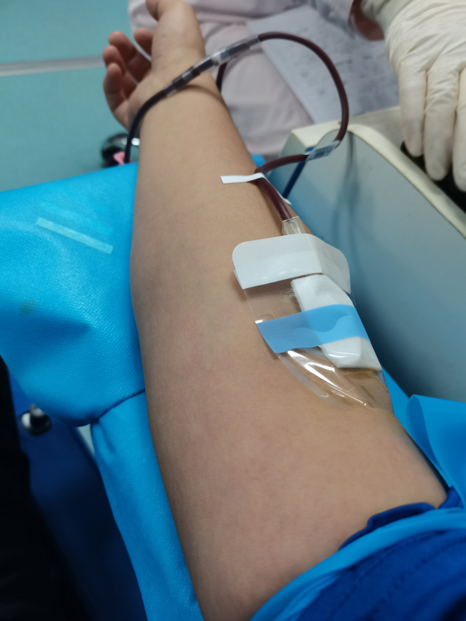 今天第一次献血(400cc),和朋友一起去的,提醒广大网友,献血前一定要