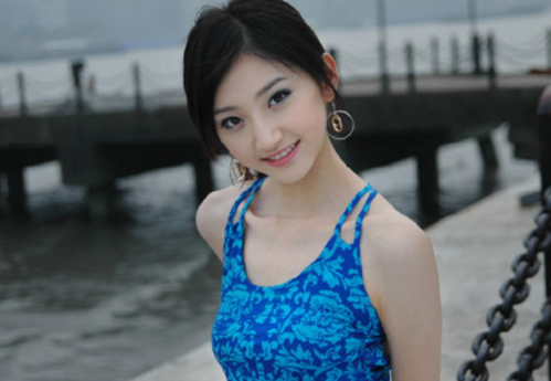 景甜早期生活照曝光,穿低领装站在江边拍照,侧身状态引起热议