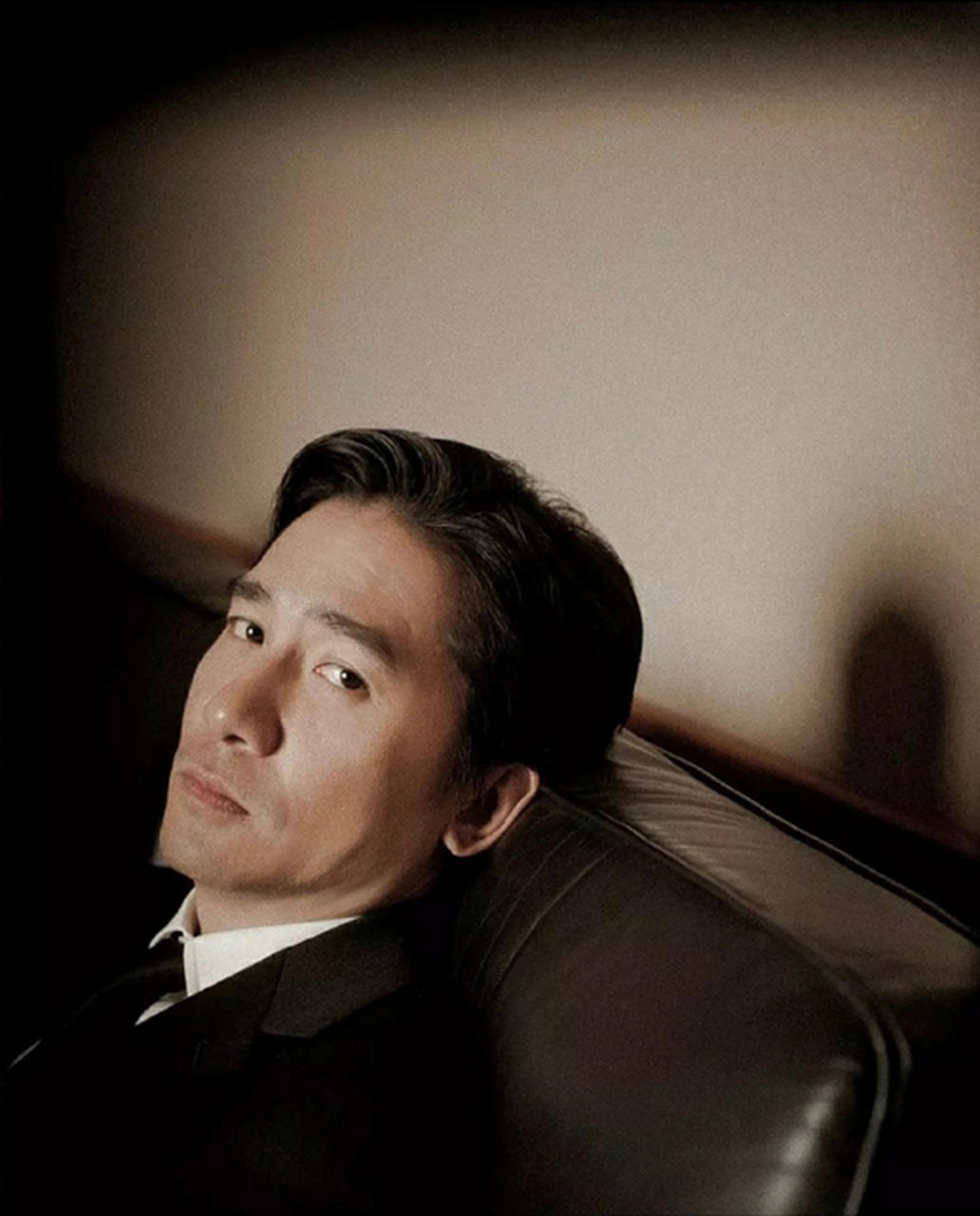 梁朝伟最迷人最有特点的地方就是他的眼神了,梁朝伟是一位极具魅力的