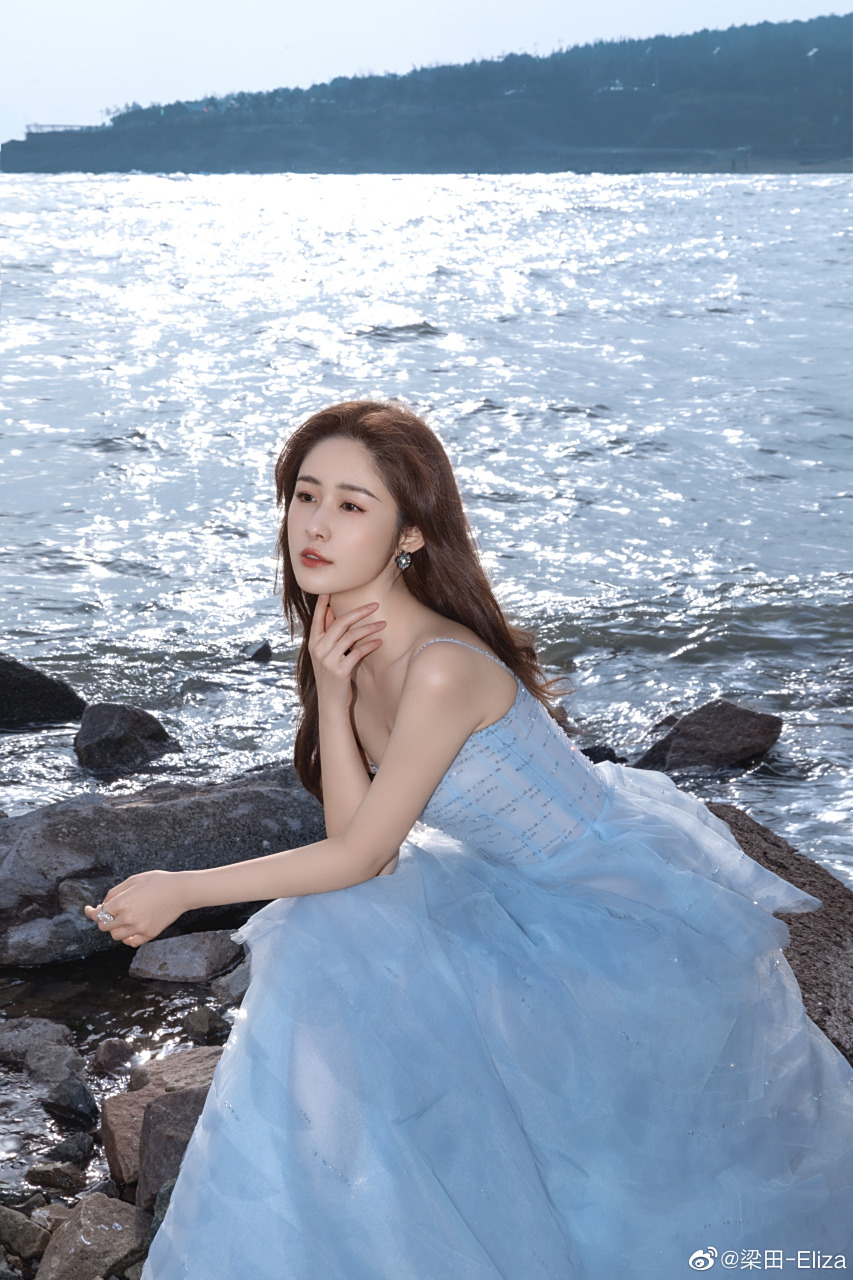 梁田浅蓝色吊带公主裙造型#娱乐大赏# #一眼沦陷# #非常有气质的女