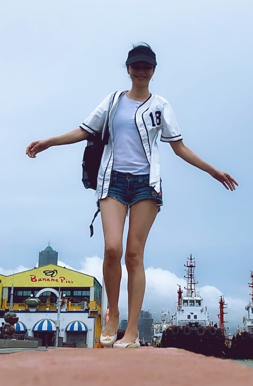 倪虹洁外出穿蓝色牛仔热裤秀美腿#明星生图大赏