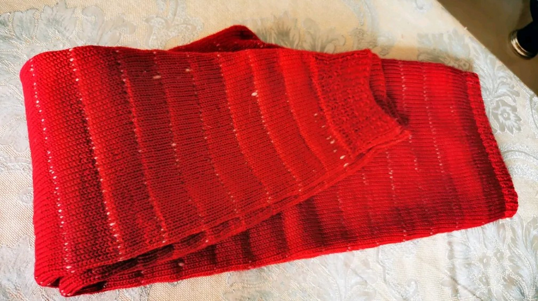 收拾衣柜,从箱底翻出一条红色的旧毛裤,这条毛裤是30年前我刚参加工作